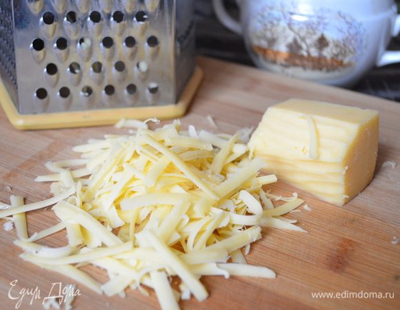 Сыр натереть на тёрке.