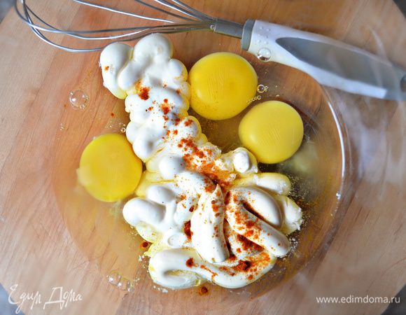 В ёмкости смешать яйца и майонез. 