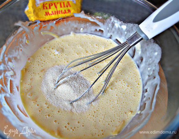 Добавить сыр, 1 ст. л. с горкой манки и хорошо перемешать до однородности. Дать смеси немного постоять, чтобы манка немного разбухла.
