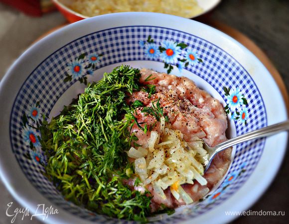 Смешать фарш, лук и мелко рубленный укроп. Посолить, поперчить фарш и хорошо перемешать. 