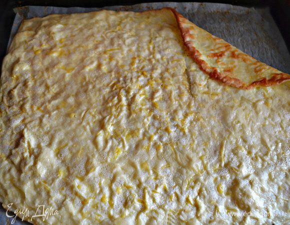 Противень застелить бумагой для выпечки и слегка смазать растительным маслом. Вылить тесто. Тесто жидкое, поэтому для удобства, чтобы тесто не выливалось, края бумаги лучше слегка подвернуть, формируя бортики.
Выпекать 10-15 минут при 180 С до лёгкого зарумянивания. 