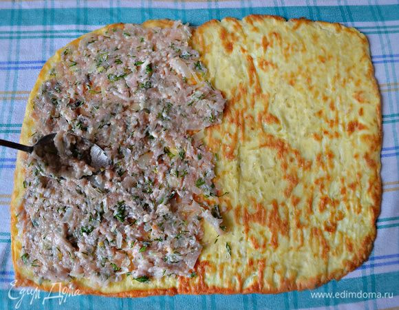 Убрать бумагу. Равномерно распределить фарш по всей поверхности омлета. Свернуть рулет. Обернуть рулет в 2 слоя фольгой. Выпекать при 180 С 40-45 минут. Дать остыть в фольге, чтобы весь сок от фарша впитался в рулет.