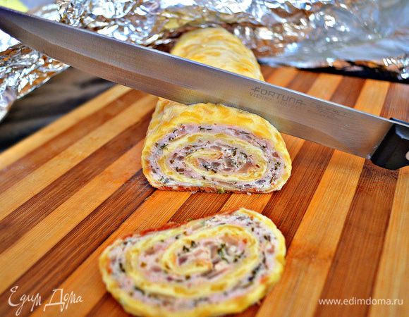 Я готовила с вечера и на ночь оставила рулет в фольге. Нарезается он очень хорошо и получается невероятно сочным и вкусным. 