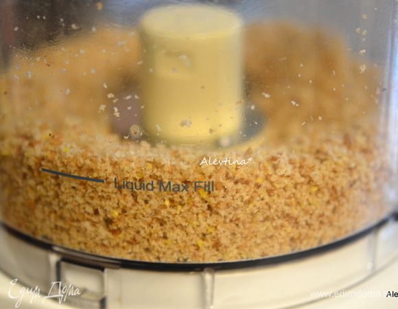 Хлеб ржаной порвать на кусочки, полить оливковым маслом. Прокрутить в кухонном комбайне, насадка - лезвия нож.

