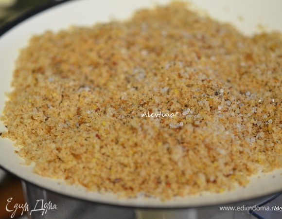 Выложить хлебные крошки на тарелку, добавить по желанию 1 ст.л специй для мяса. Перемешать.
