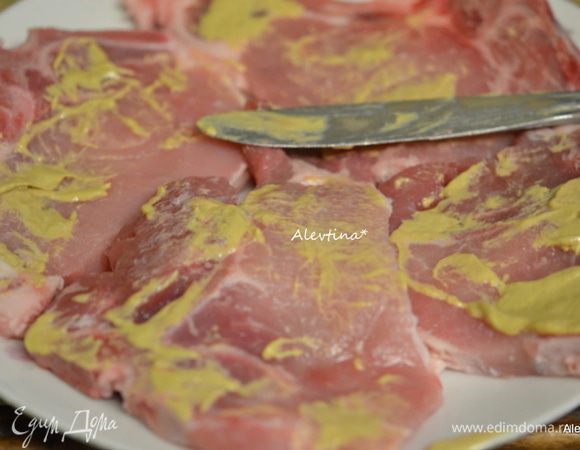 Свиные котлеты срезать лишний жир по краям. Смазать каждую сторону горчицей.