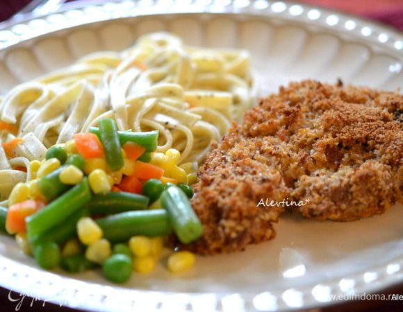 Духовку нагреть до 190 гр и готовить 45мин. или до готовности, я не переворачивала.
Подаем с овощами и горячим гарниром. Ммм хрустит слегка и вкусно. Приятного аппетита.
