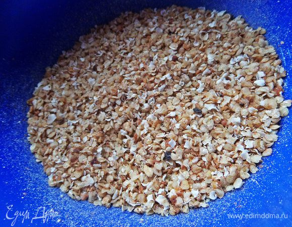 Хлопья гречневые перебираем. 