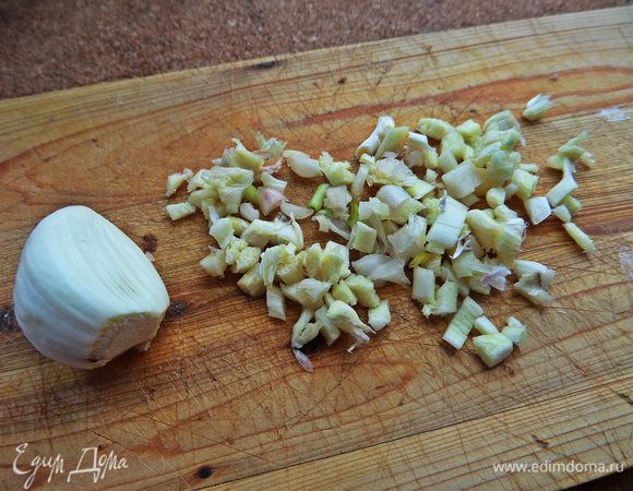 Даём каше немного остыть, а пока измельчаем чеснок.