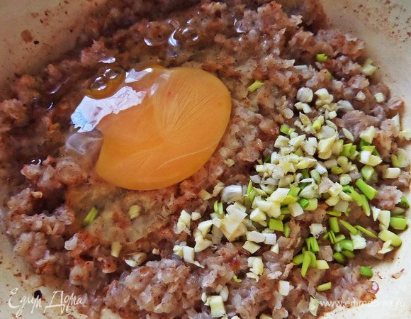 Высыпаем чеснок в кашу, вбиваем яйцо, солим, если не солили при варке хлопья.