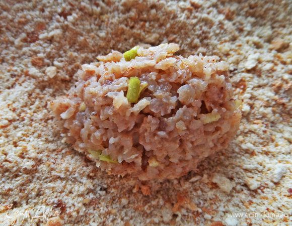 Берём по ложке массы (если сильно рассыпается, вбейте ещё яйцо!) и обваливаем в домашних сухарях.