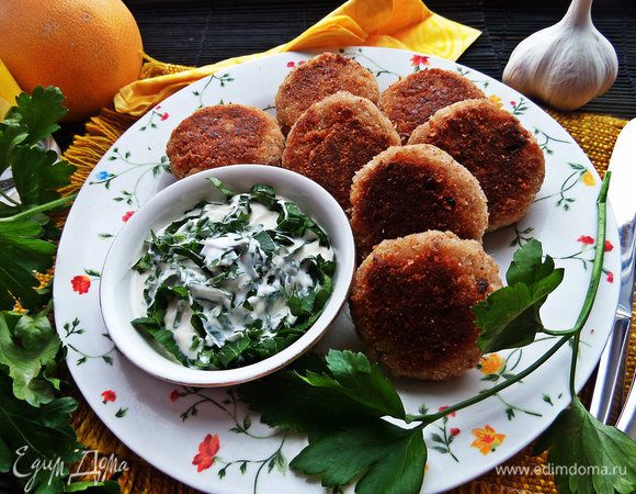 Смешаем зелень со сметаной и подаём к горячим биточкам!