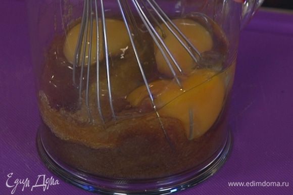 Яйца соединить с сахаром и ванильным экстрактом и взбить миксером на высокой скорости в пышную массу.