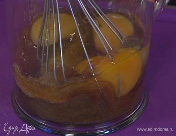 Яйца соединить с сахаром и ванильным экстрактом и взбить миксером на высокой скорости в пышную массу.