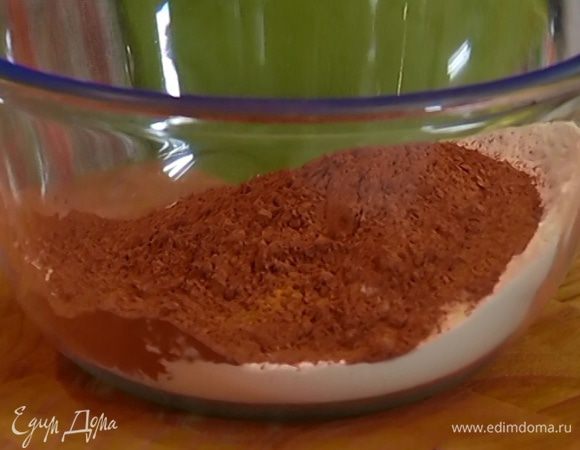 Муку перемешать с какао, разрыхлителем и солью.