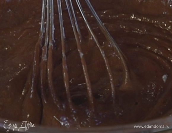 Не выключая миксера, всыпать муку с какао и взбить все в однородную, шелковистую массу.