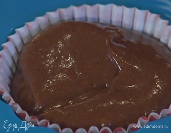 В формочки вставить бумажные вкладыши и разложить тесто.