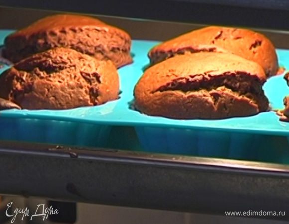 Выпекать кексы в разогретой духовке 15–20 минут.