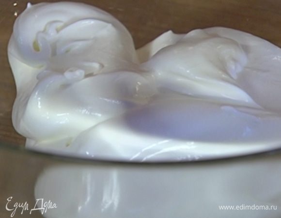 Сливки взбить миксером.