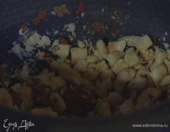 Фундук слегка измельчить в ступке.