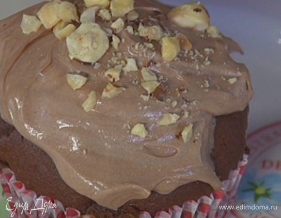 Готовые кексы остудить, затем украсить сливочно-ореховым кремом и посыпать измельченными орехами.