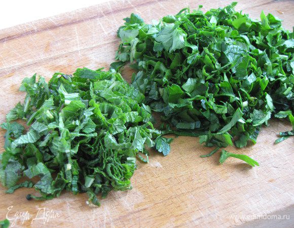 У зелени отделить листочки от стеблей и мелко нарезать.