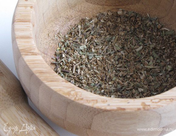Приготовим специи. Семена кориандра растереть вместе с зирой, добавить базилик и корицу. По рецепту корицы нужно взять 0,5 ч. л., но я добавила совсем чуть-чуть. На мой взгляд, такое количество корицы перебьет вкус других ингредиентов.