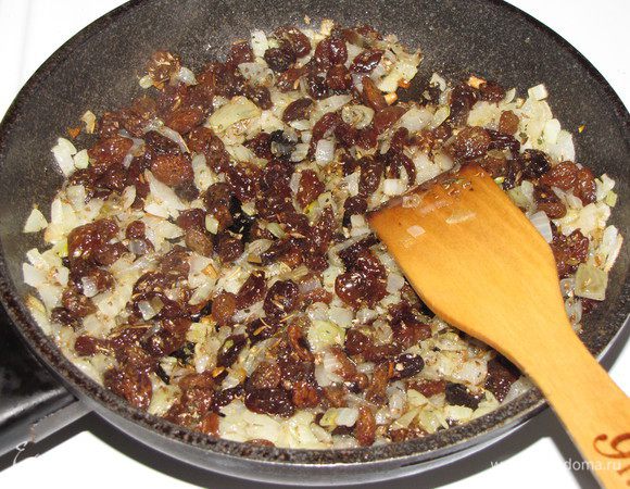 Добавить изюм и смесь специй, жарить еще 2 минуты.