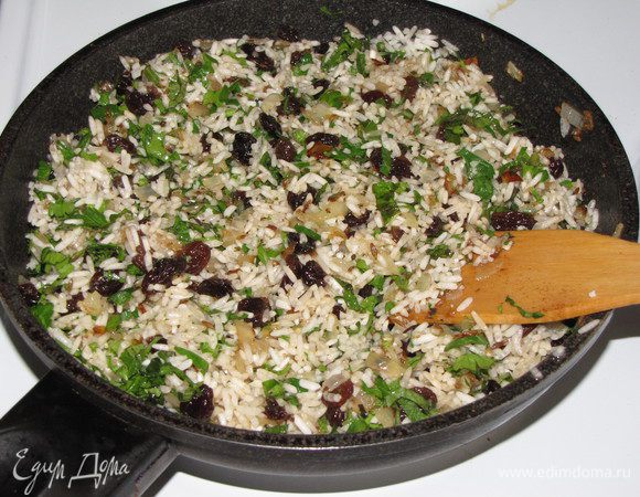 Положить в сотейник рис и зелень, перемешать и снять с огня. Немного посолить и поперчить начинку.