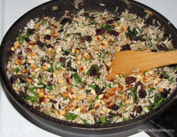 Обжарить орехи на сухой сковороде и добавить их к рису.