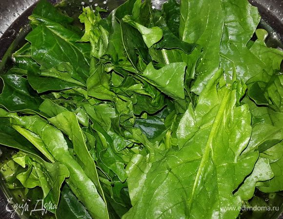 Некрупный картофель тщательно моем щеткой и отвариваем "в мундире", сливаем воду и даем остыть.

Шпинат перебираем, отделяем листья от стеблей, тщательно моем и даем обсохнуть.

Если нет свежего шпината, можно использовать замороженный.