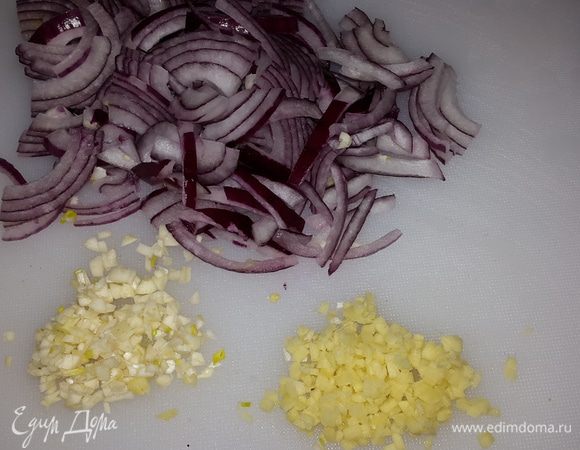 Лук режем на четверть кольца, чеснок и имбирь мелко рубим. 
У меня чеснок и имбирь получились примерно в одинаковых пропорциях.