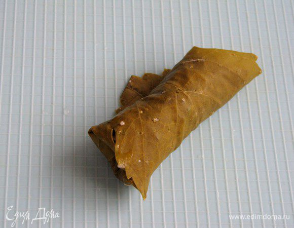 Заверните лист - накройте начинку нижним краем листа, затем правым и левым, потом верхней частью. Поступите так же с остальными листьями.