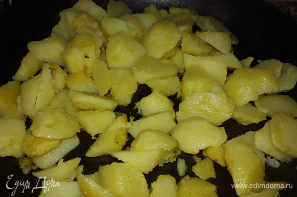 Остывший картофель очищаем, в сковороду от шпината добавляем немного оливкового масла и режем прямо над сковородой картофель в произвольном порядке. Обжариваем, помешивая.