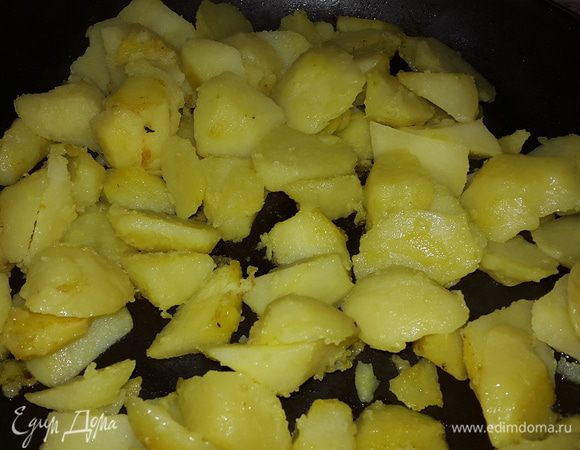 Остывший картофель очищаем, в сковороду от шпината добавляем немного оливкового масла и режем прямо над сковородой картофель в произвольном порядке. Обжариваем, помешивая.