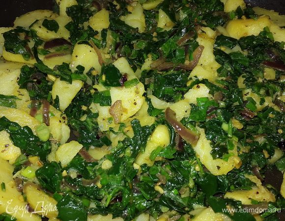 Соединяем картофель со шпинатом, солим, перчим, аккуратно перемешиваем и прогреваем ещё 2-3 минуты.