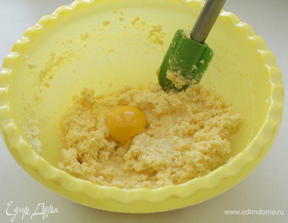 Для теста: Взбить масло с сахаром. По одному добавить яйца, снова взбить.