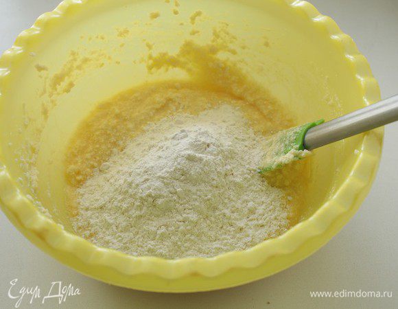 В отдельной емкости смешать муку, соль, соду и разрыхлитель и добавить в масляную смесь половину этой смеси.
