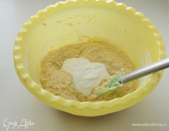 Затем половину сметаны.