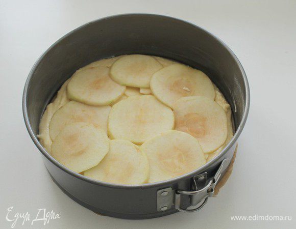 Очищенное яблоко, порезать тонкими ломтиками, выложить на тесто.