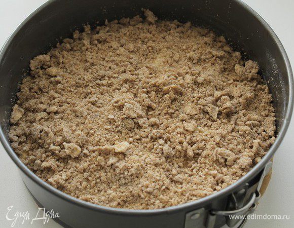 Затем посыпать частью посыпки.