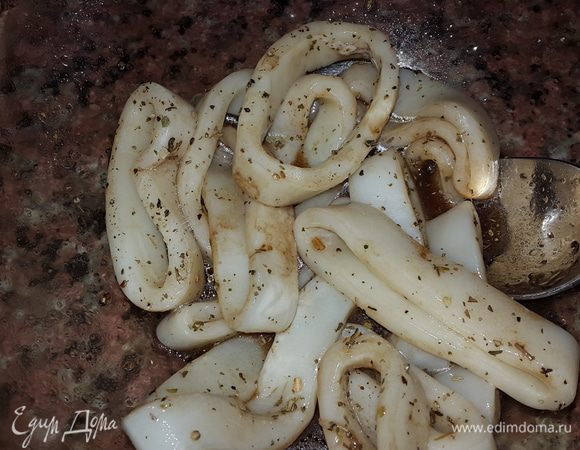 Кольца кальмаров размораживаем, моем и маринуем в смеси лимонного сока, соевого соуса, бальзамико, сушеного базилика, соли и черного перца.