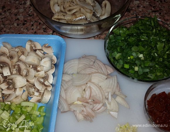 Шляпки шампиньонов моем и режем ломтиками, репчатый лук - на четверть кольца, чеснок и зелень мелко рубим. Сельдерей и вяленые помидоры режем небольшими кусочками.
