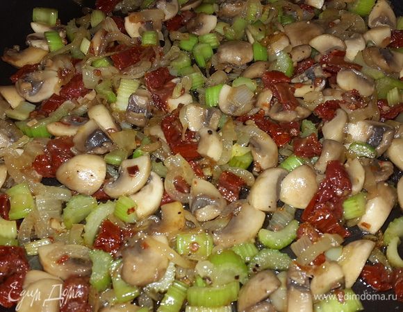 Далее добавляем вяленые томаты, перемешиваем и тушим еще 2-3 минуты.