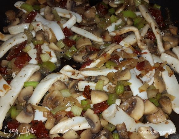 Отправляем кальмары к остальным ингредиентам, перемешиваем и тушим примерно 5-7 минут.