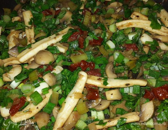 Добавляем зелень, солим, перчим, перемешиваем, прогреваем еще 2-3 минуты и снимаем с огня.