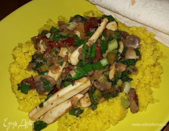 На тарелки выкладываем гарнир, делаем ямку в серединке и выкладываем наших кальмаров.

Приятного аппетита!