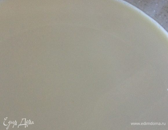 Молоко нагреть да 40С, добавить дрожжи и 2 ст.л. сахара.