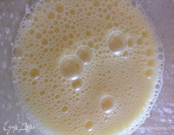 Когда опара вспенится, то в нее добавить яйцо, которое взбить с 3 ст.л. сахара. 