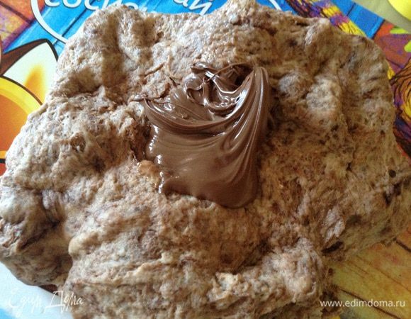 В большую часть добавить какао (2 ст. ложки) и Нутеллу (1 ст. л). Вымесить шоколадное тесто.